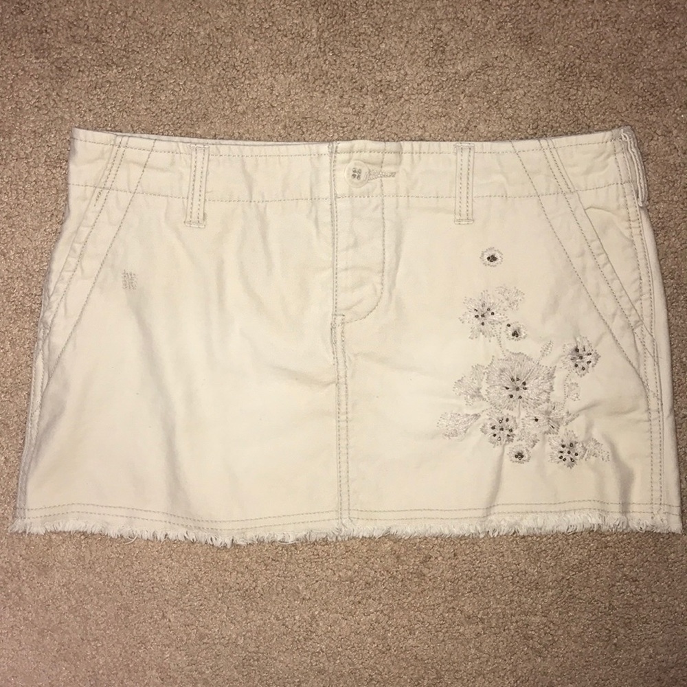 NWOT Roxy skirt with flower detail